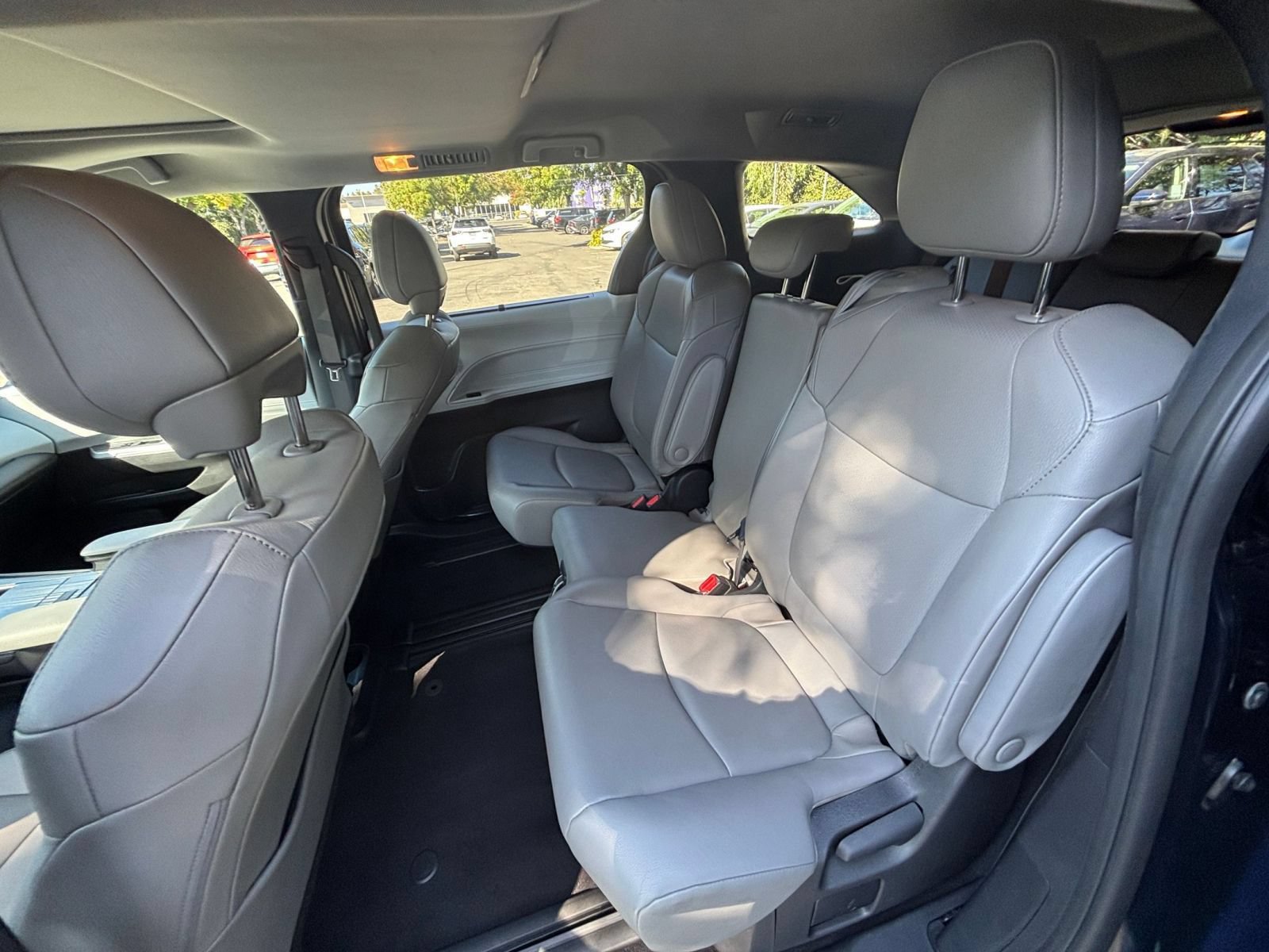Used 2025 Toyota Sienna XLE FWD image 26