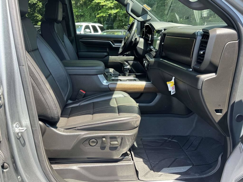 Used 2024 Chevrolet Silverado 1500 High Country w/ High Country Premium Package AWD/4WD image 15