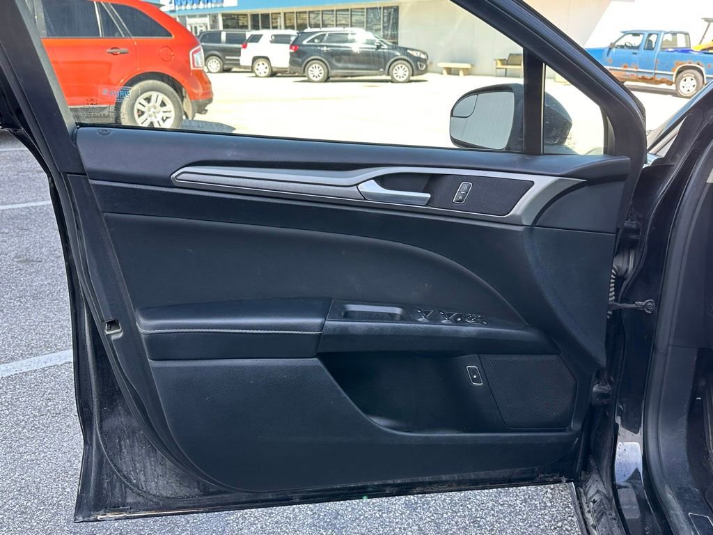 Used 2018 Ford Fusion SE image 12