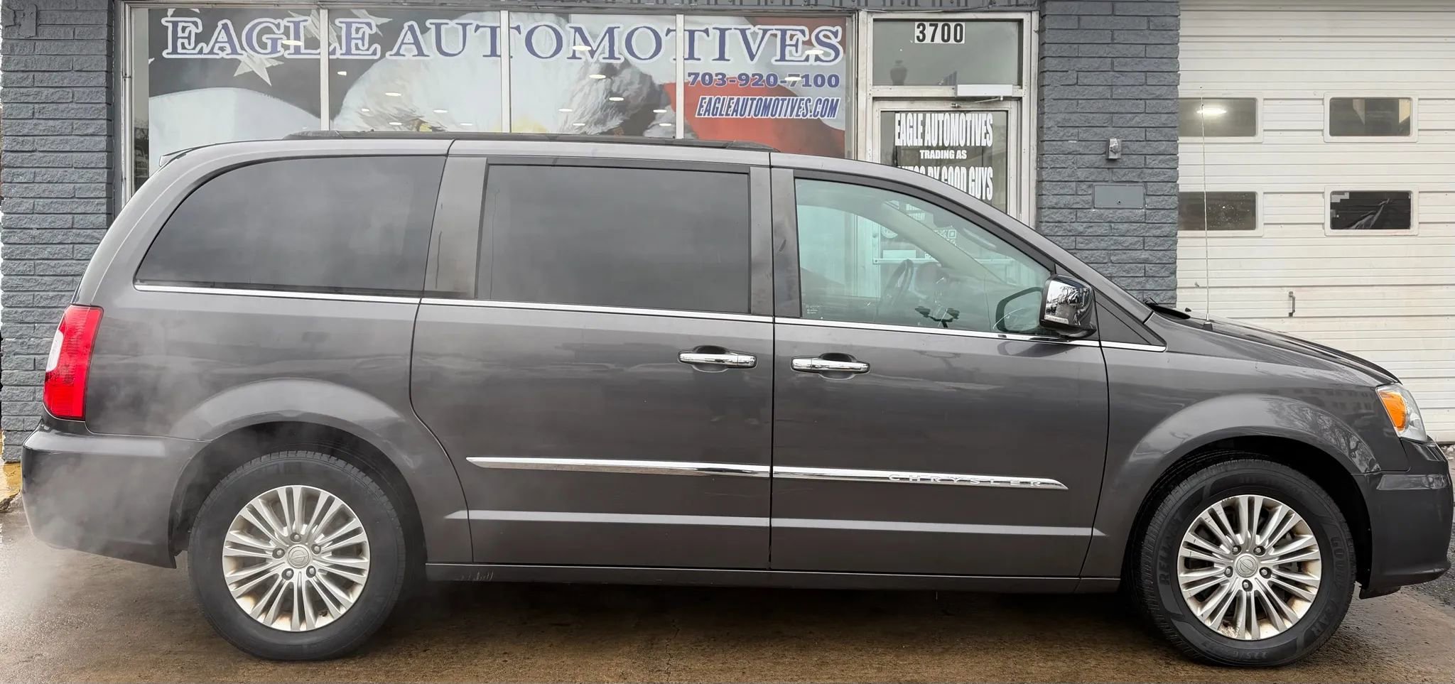 Used 2015 Chrysler Town & Country Touring-L w/ Driver Convenience Group image 2