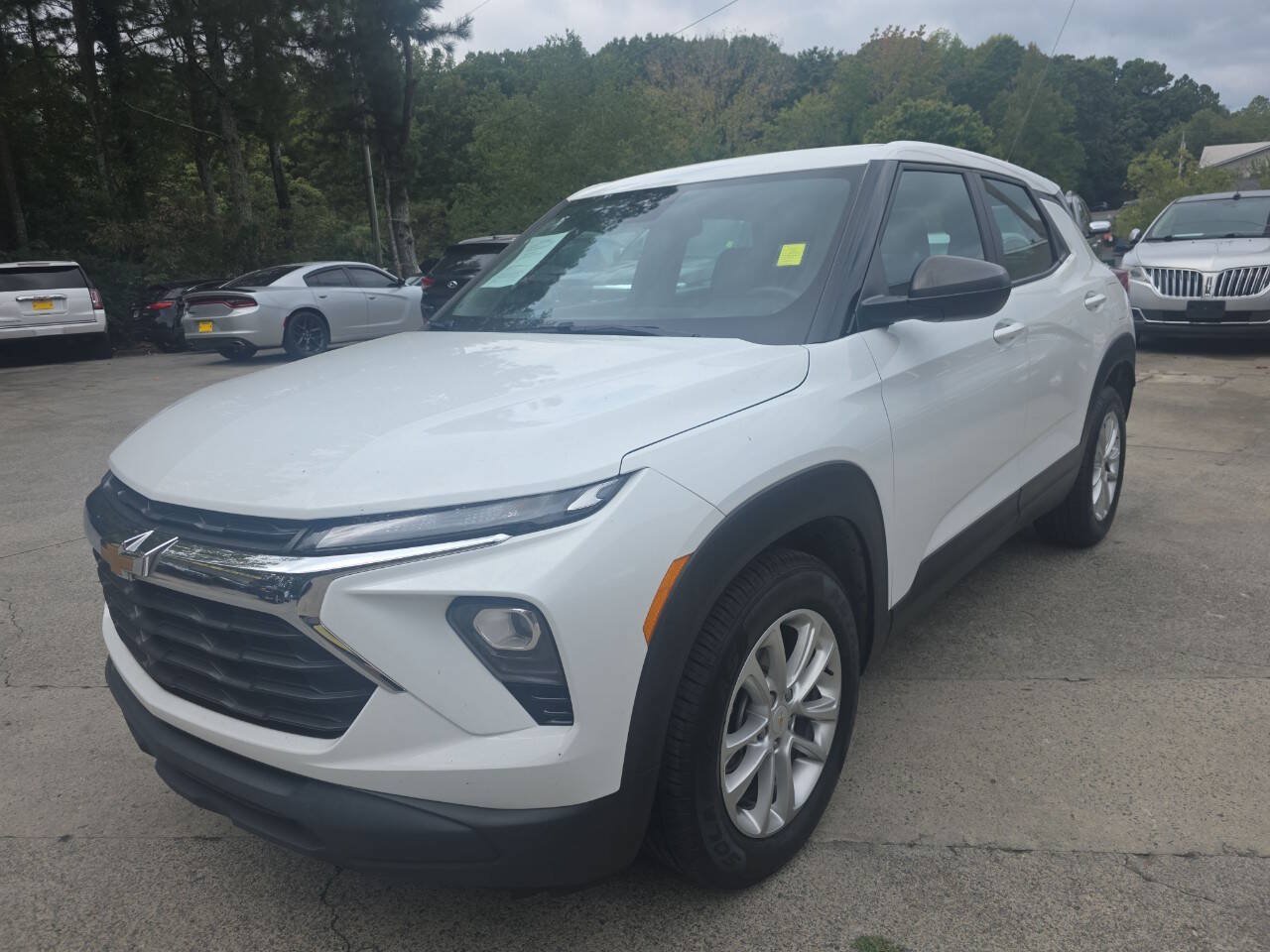 Used 2024 Chevrolet TrailBlazer LS FWD image 2
