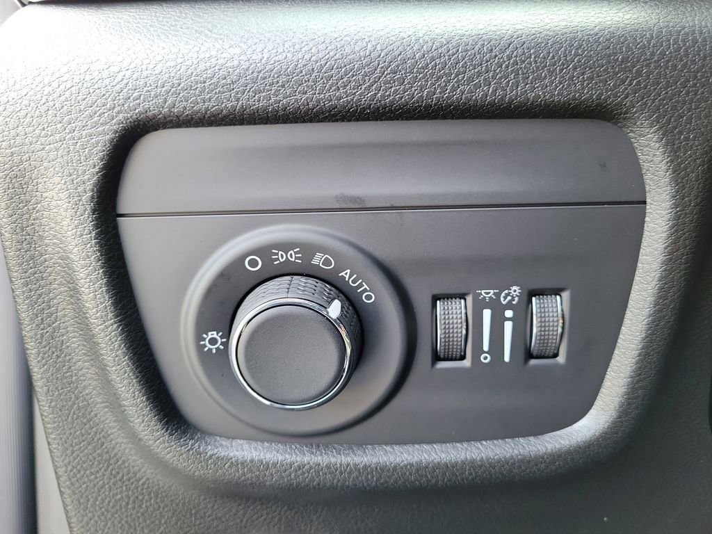 New 2026 Jeep Grand Cherokee Altitude image 17