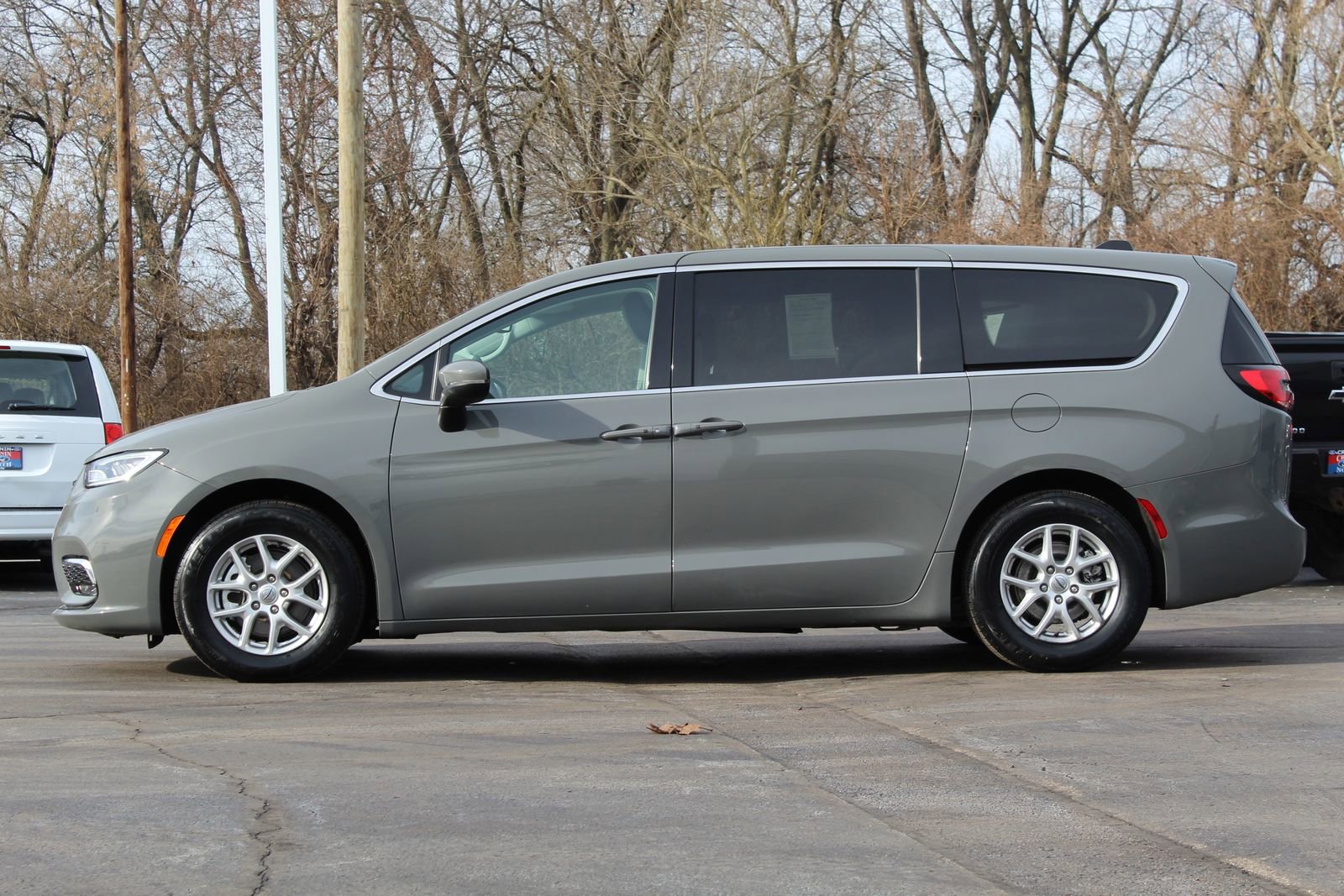 Used 2023 Chrysler Pacifica Touring-L image 4
