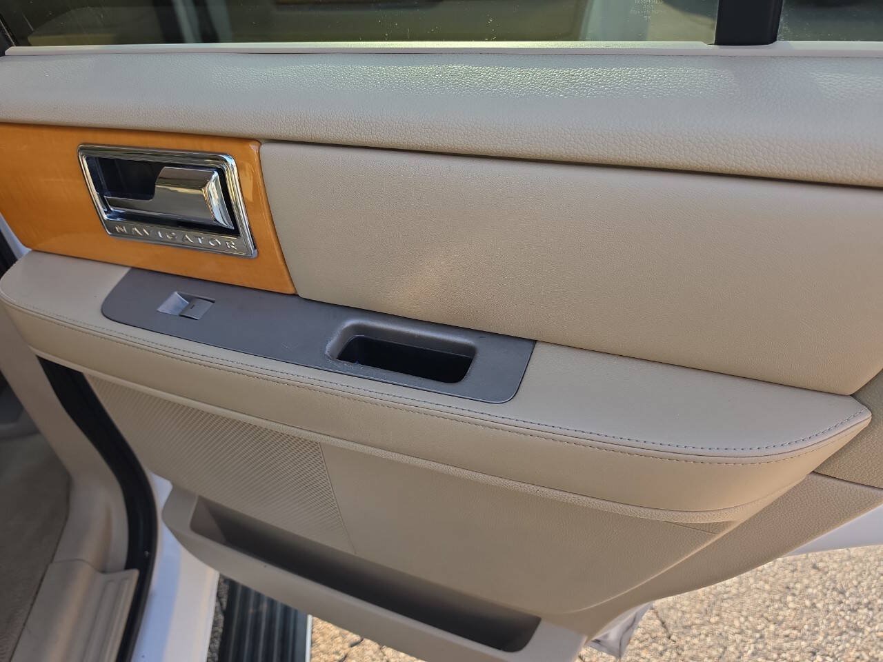 Used 2010 Lincoln Navigator 4WD image 10