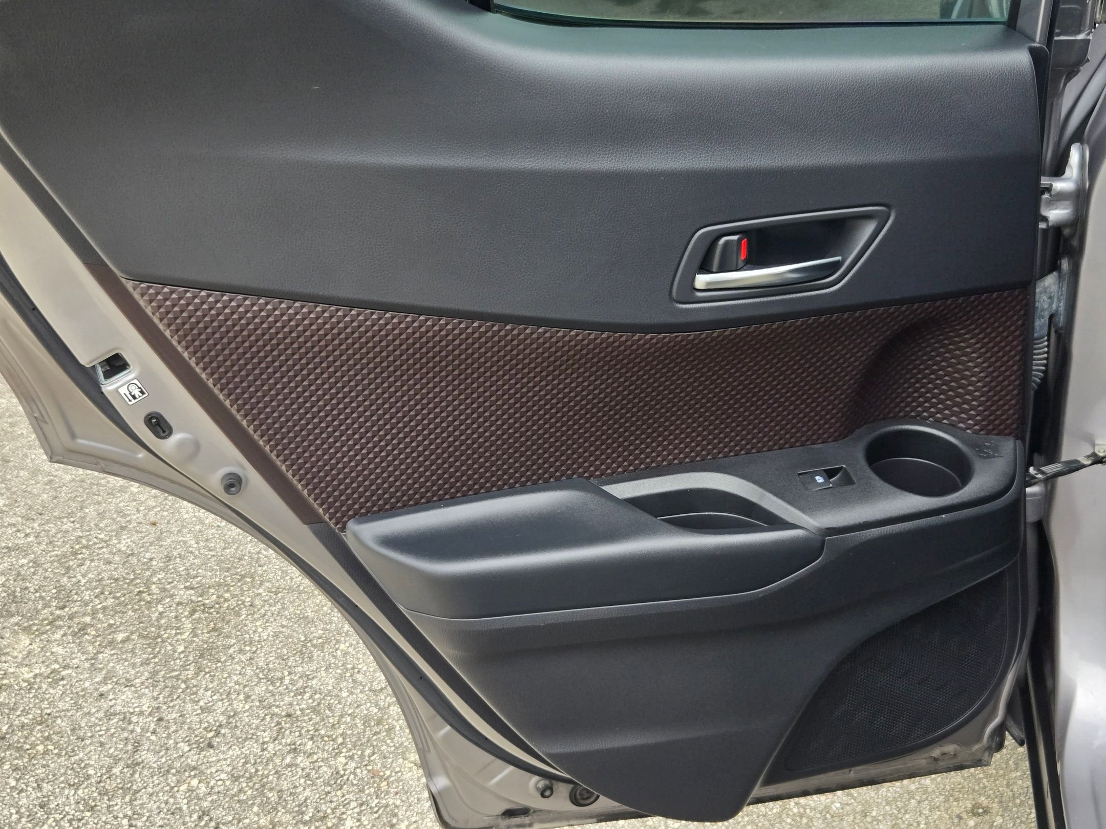 Used 2019 Toyota C-HR Limited FWD image 16