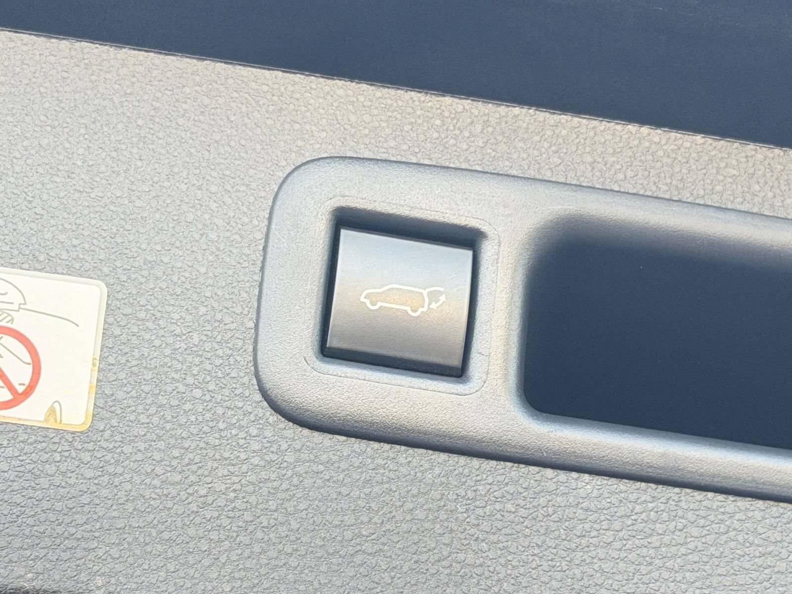 Used 2025 Toyota Highlander LE FWD image 23