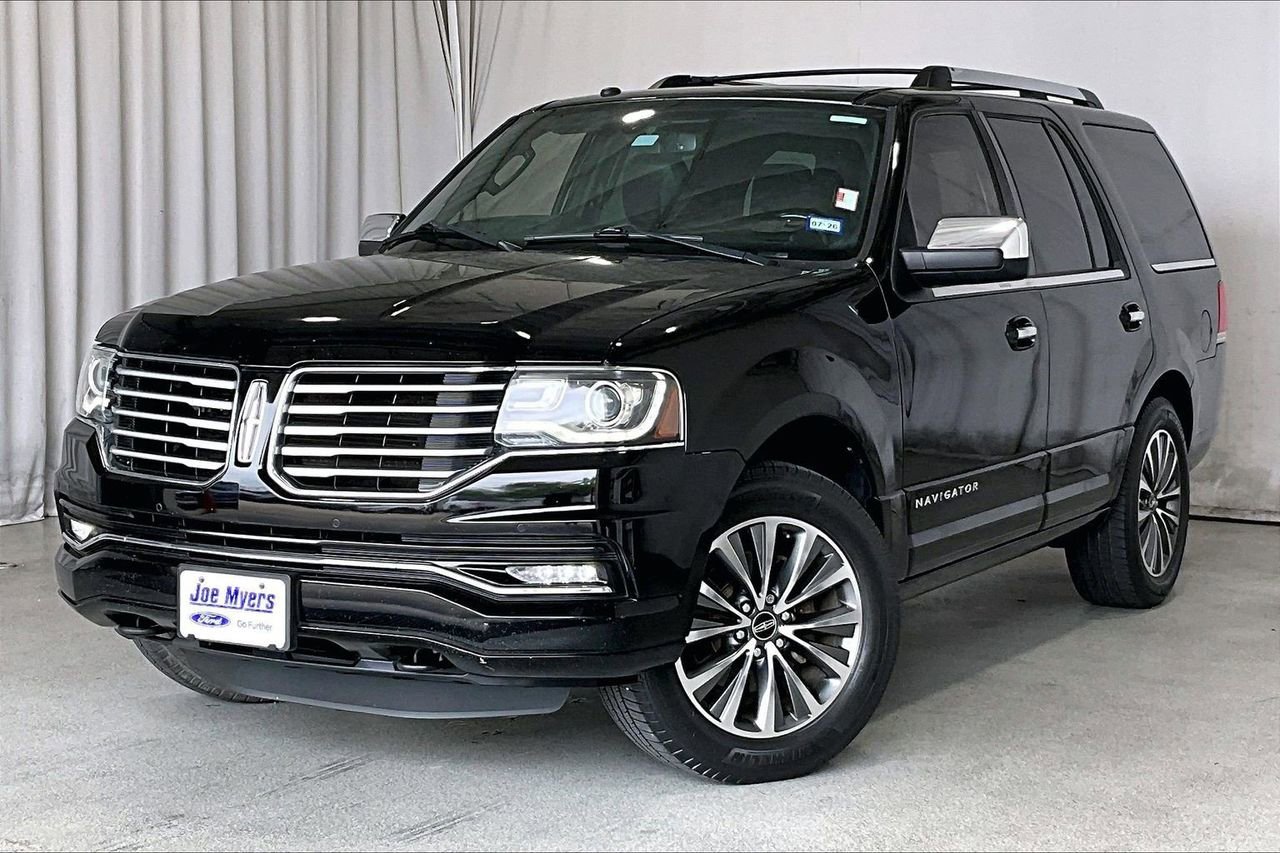 Used 2017 Lincoln Navigator Select RWD image 2