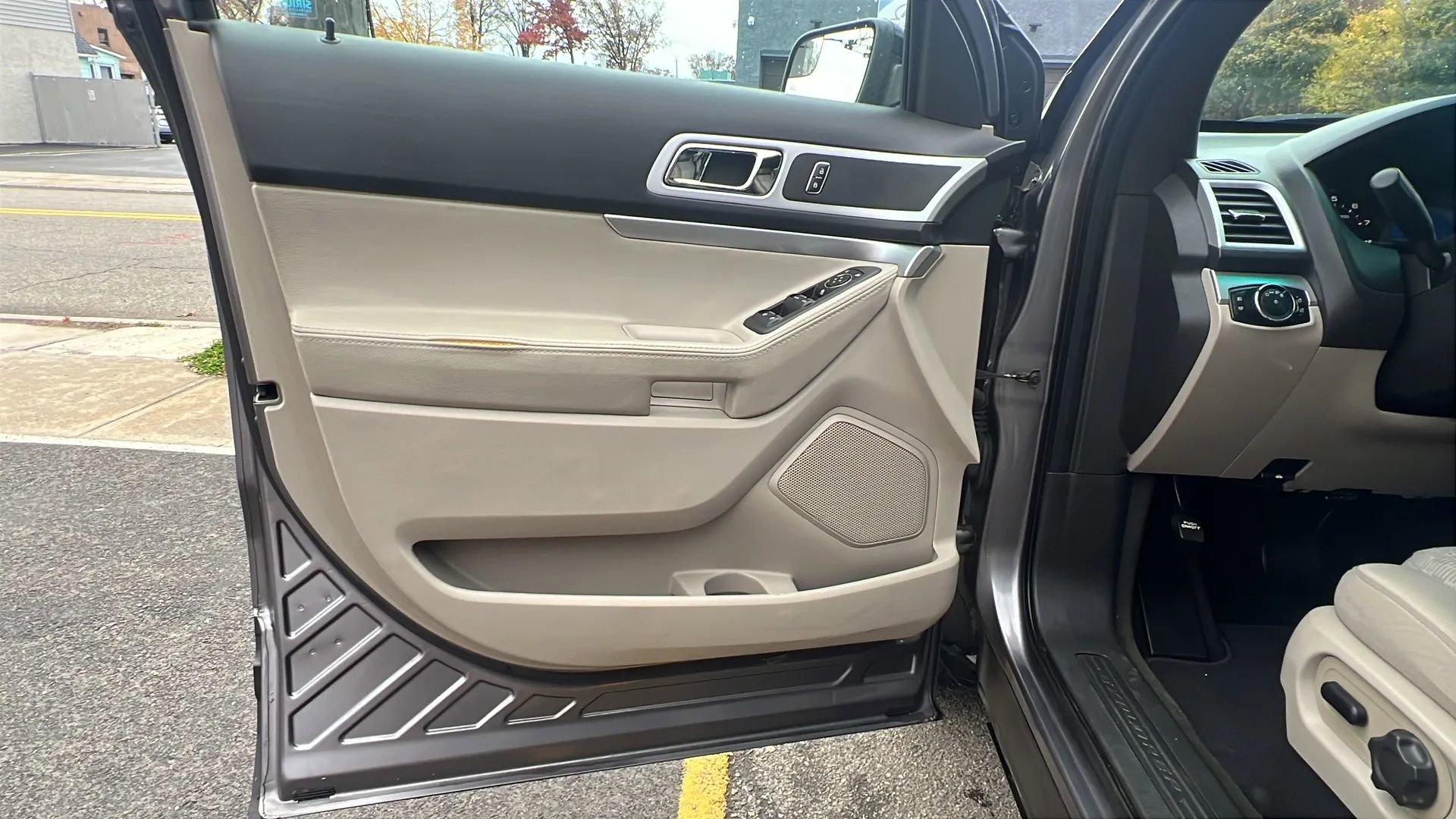 Used 2014 Ford Explorer XLT image 22