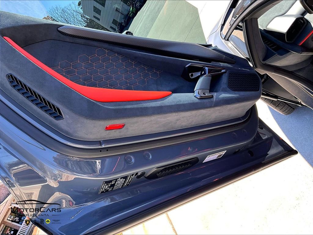 Used 2025 Lamborghini Revuelto image 16