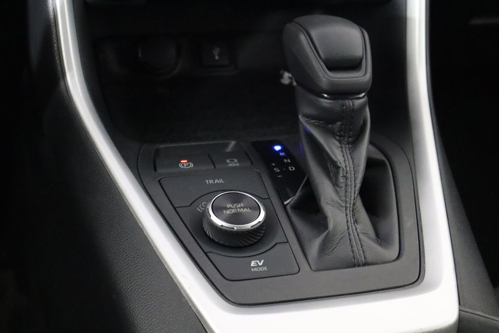 Used 2020 Toyota RAV4 LE w/ All Weather Liner Package AWD/4WD image 24