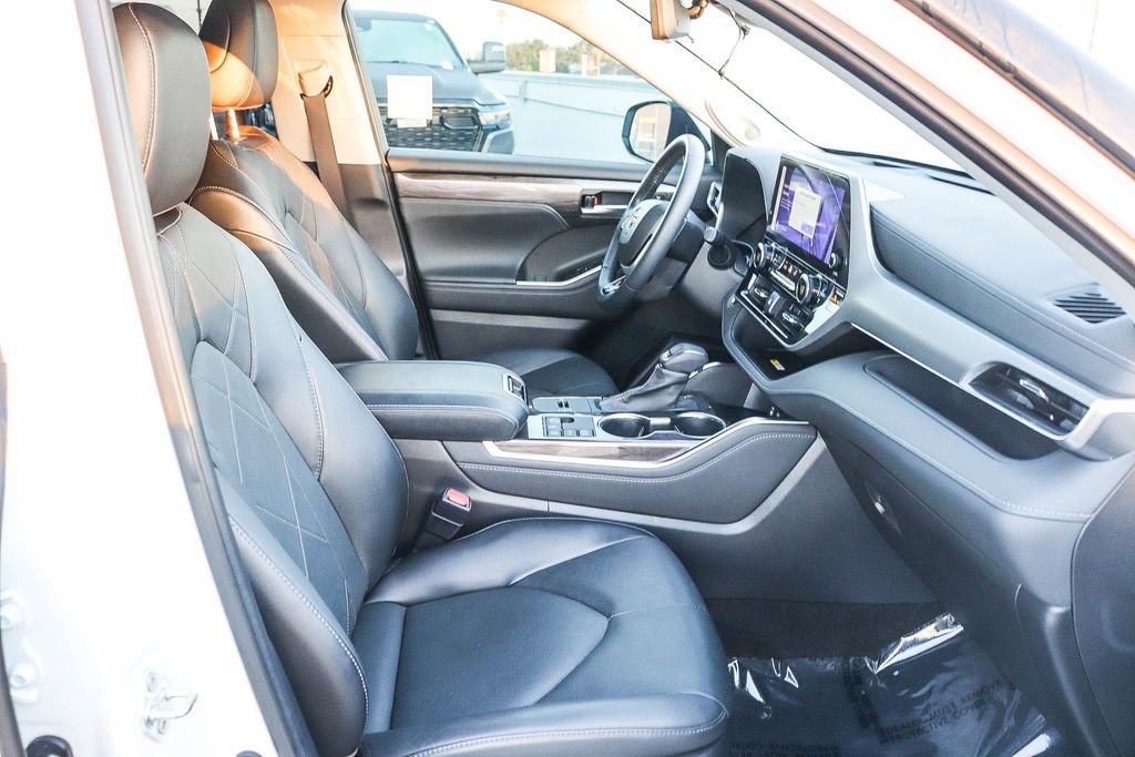 Used 2023 Toyota Highlander Platinum FWD image 20