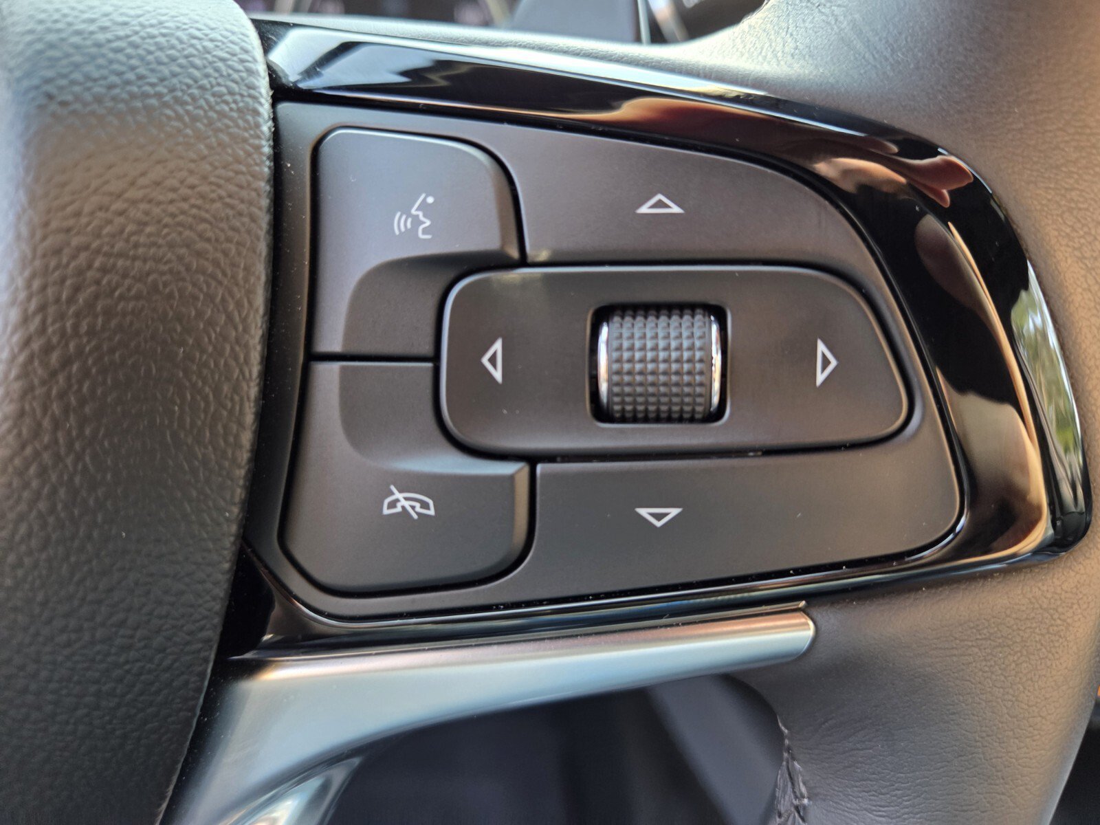 Certified 2023 Buick Enclave Essence w/ Experience Buick Package FWD image 35