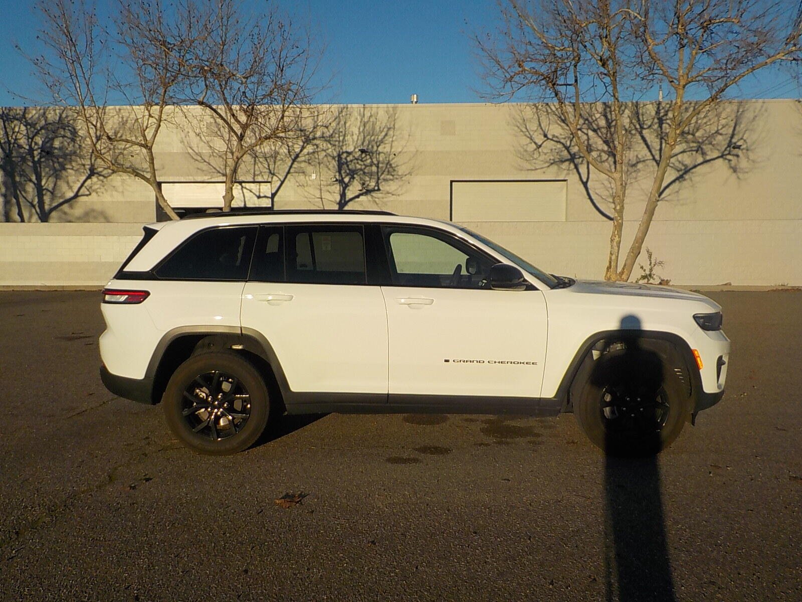 Used 2024 Jeep Grand Cherokee Altitude AWD/4WD image 2