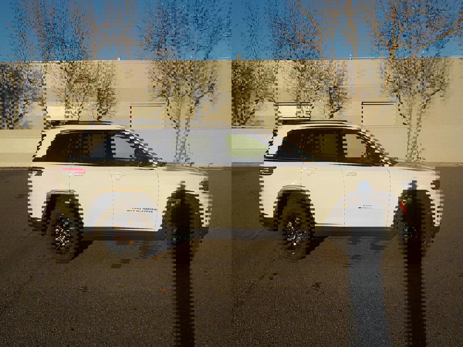 Used 2024 Jeep Grand Cherokee Altitude image 2