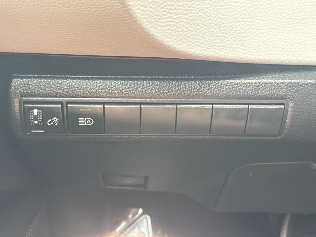 Used 2025 Toyota Corolla Hatchback FWD image 34