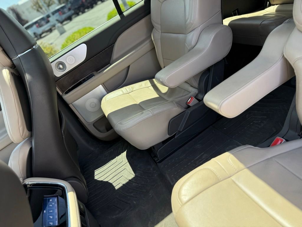 Used 2022 Lincoln Navigator L Reserve AWD/4WD image 11