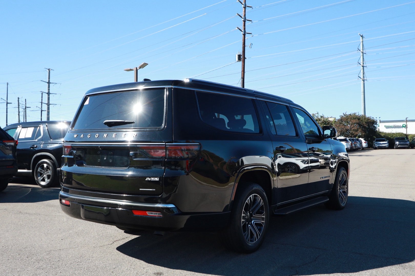 Used 2024 Jeep Wagoneer L Series II RWD image 5