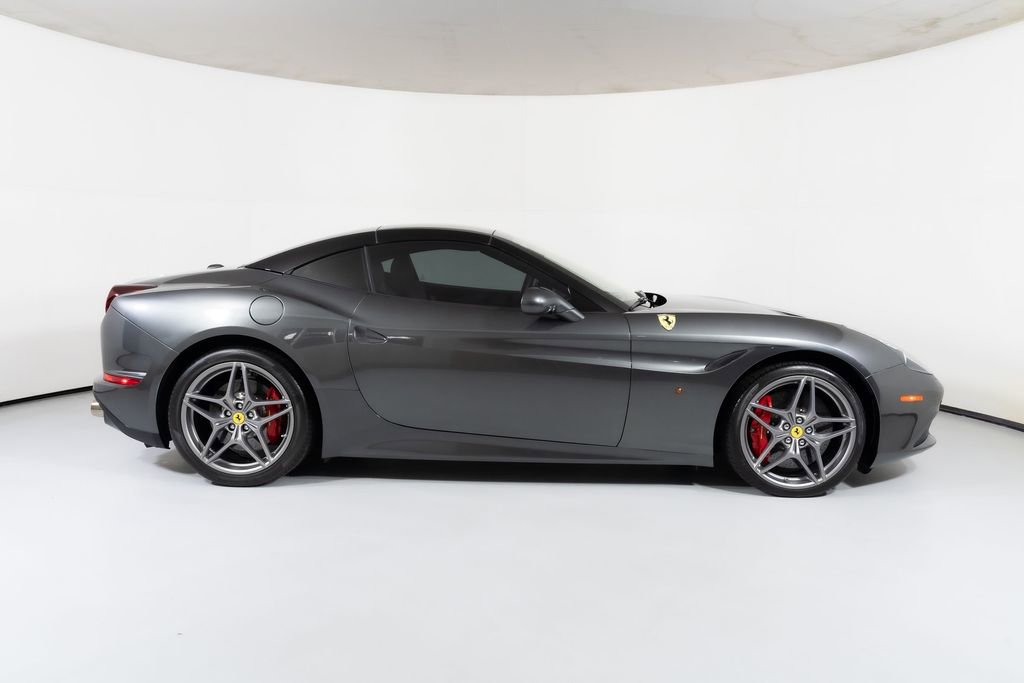 Used 2015 Ferrari California T RWD image 19