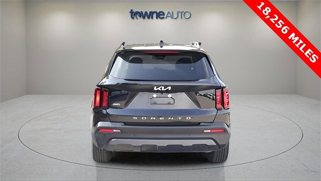 Used 2022 Kia Sorento S image 4