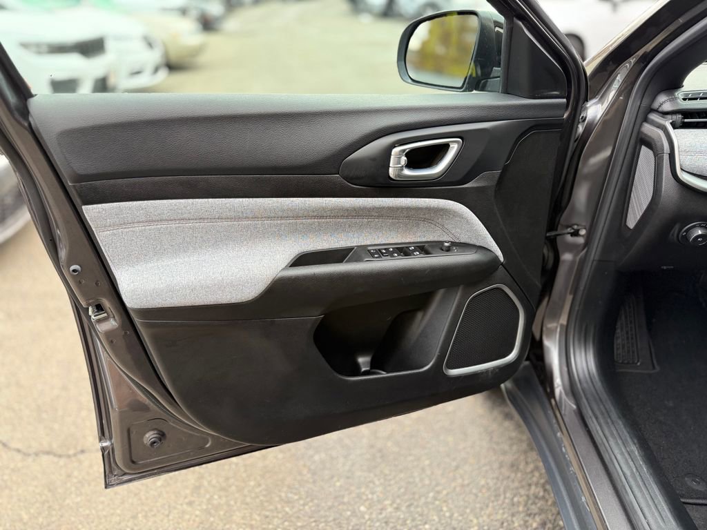 Used 2023 Jeep Compass Latitude image 19