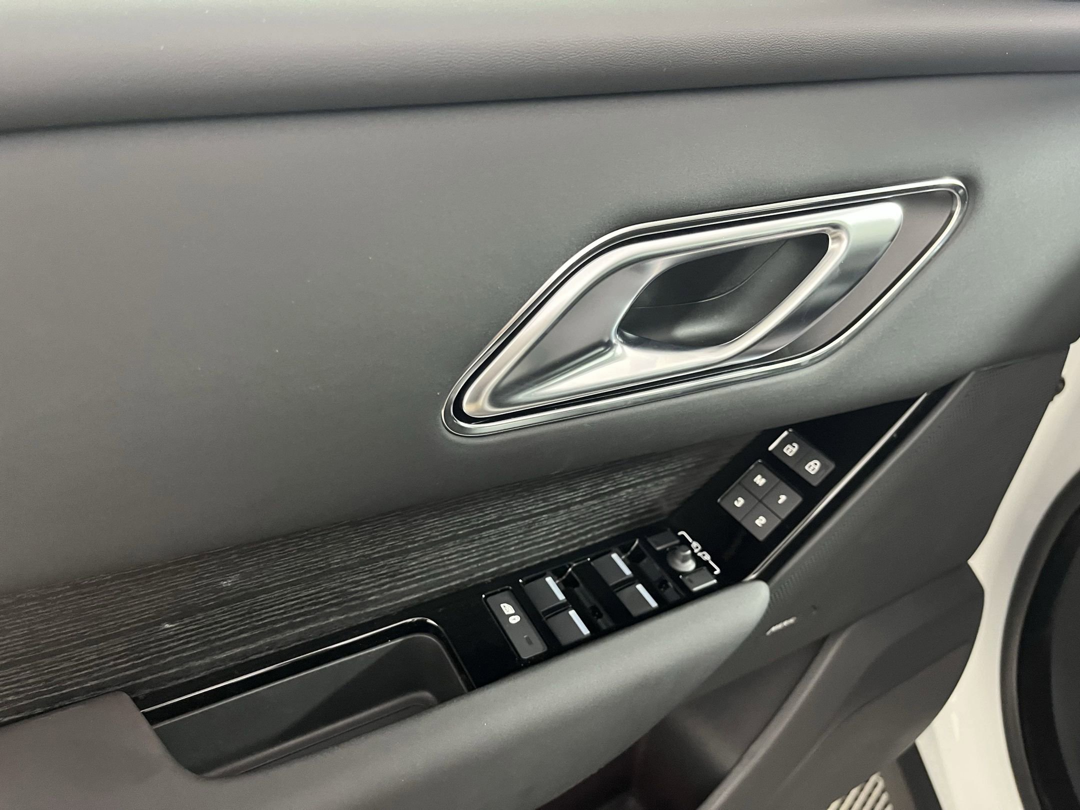 New 2026 Land Rover Range Rover Velar Dynamic SE image 21