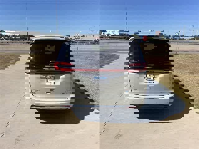 Used 2021 Chrysler Pacifica Limited w/ Uconnect Theater Family Group image 6