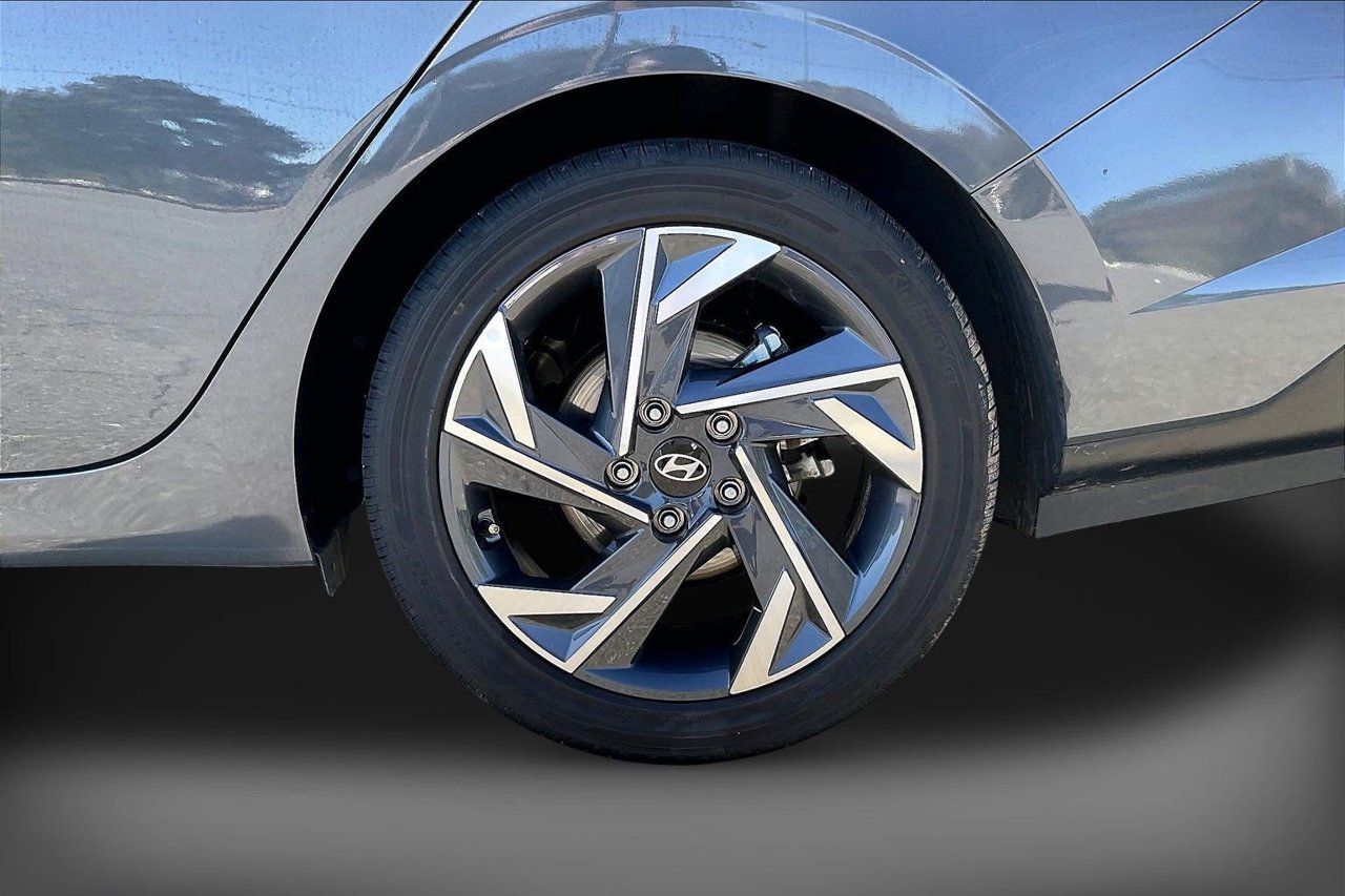 Used 2025 Hyundai Elantra SEL FWD image 36