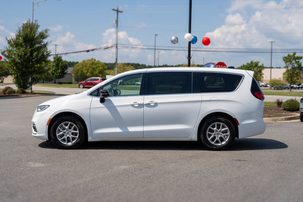 Used 2024 Chrysler Pacifica Touring-L FWD image 4