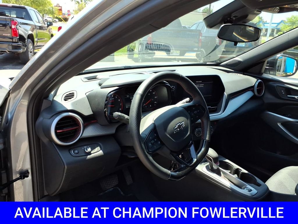 Used 2025 Chevrolet Trax RS FWD image 14