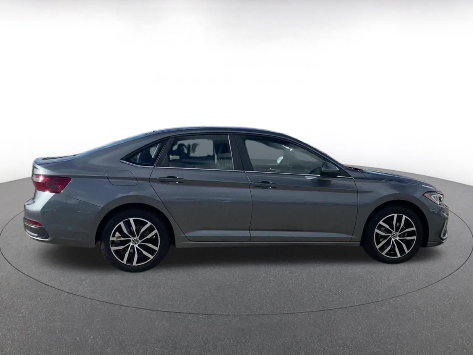 Used 2025 Volkswagen Jetta SE image 16