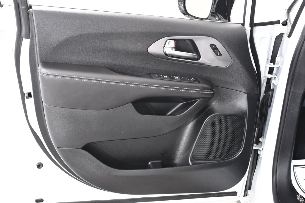 Used 2026 Chrysler Pacifica Select FWD image 25