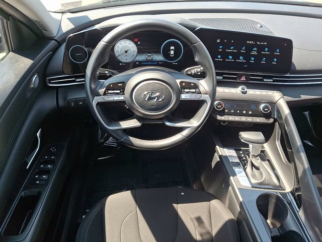 Used 2023 Hyundai Elantra SEL w/ Convenience Package FWD image 11
