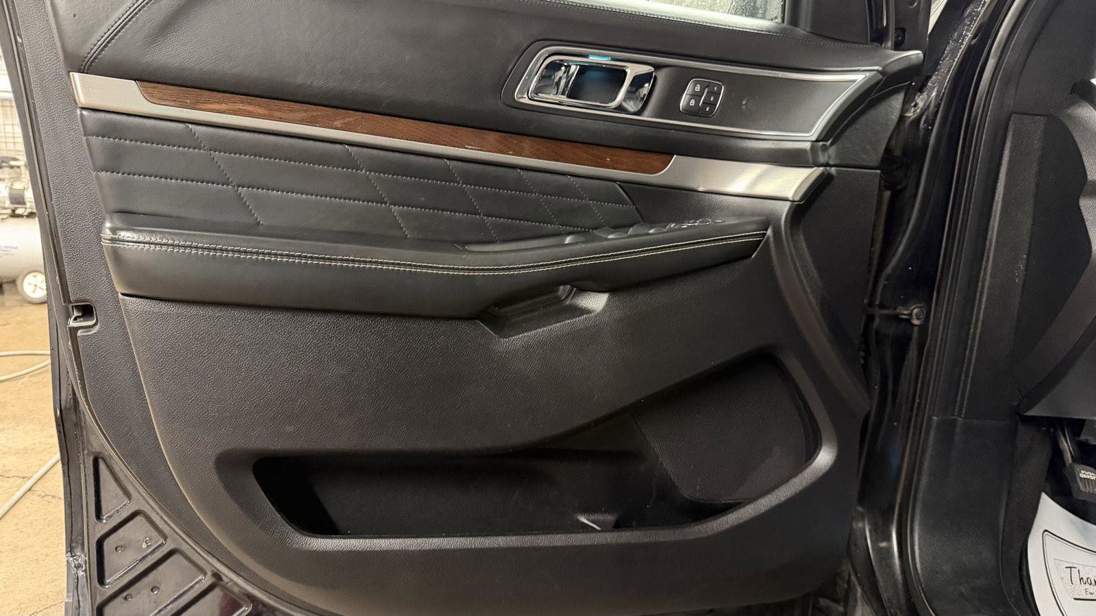 Used 2018 Ford Explorer Platinum image 28