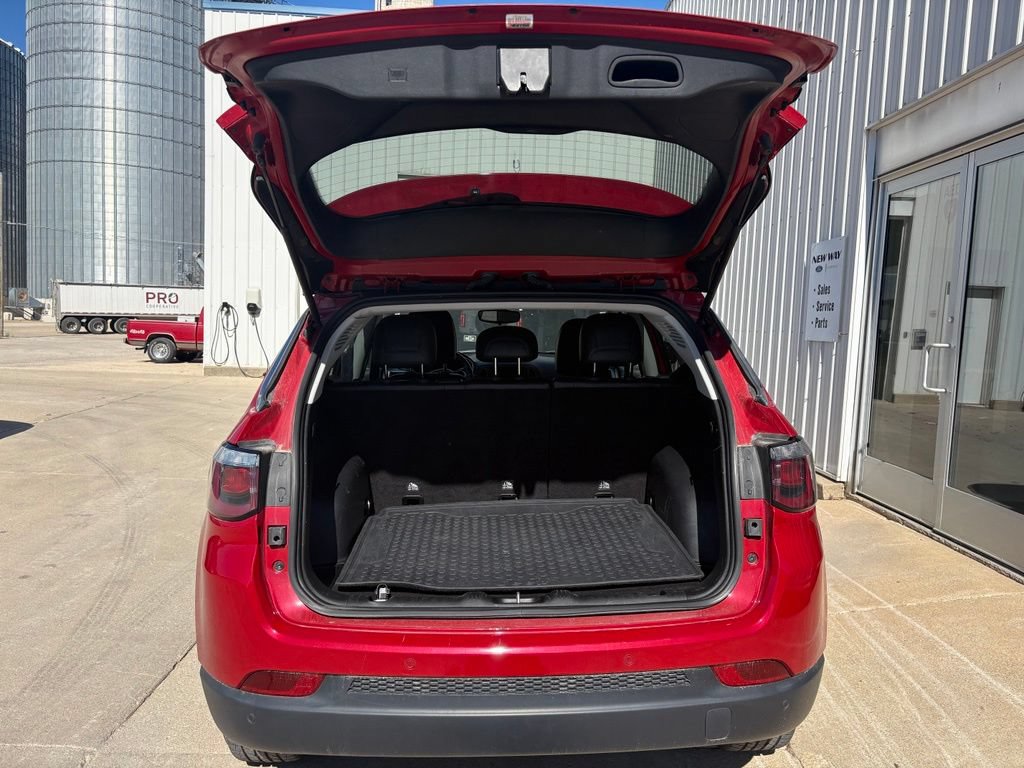 Used 2018 Jeep Compass Latitude w/ Safe & Security Group FWD image 8