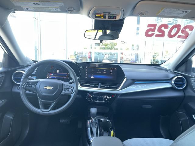 Used 2025 Chevrolet Trax LT FWD image 38