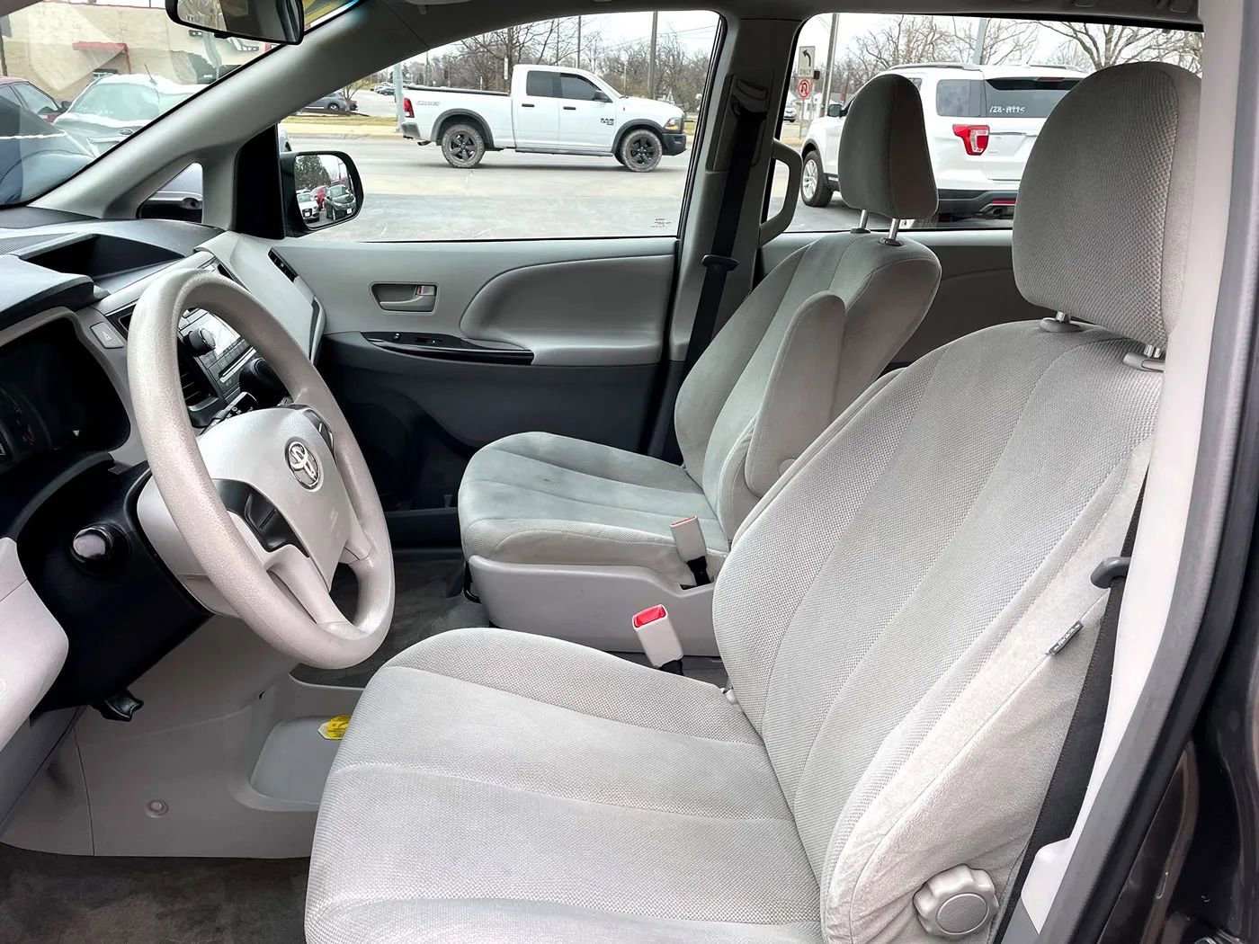 Used 2012 Toyota Sienna w/ Towing Pkg FWD image 9
