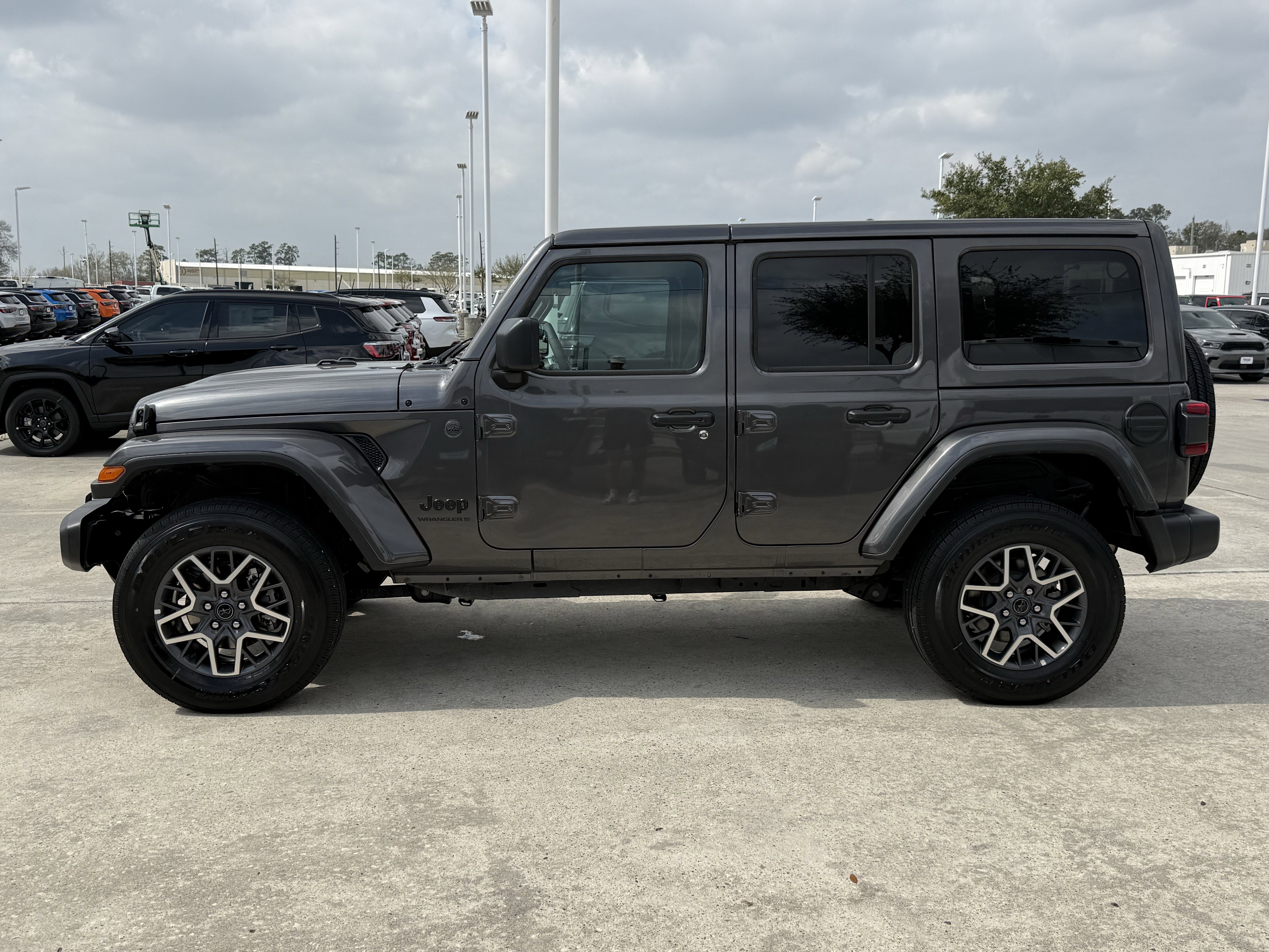 Used 2025 Jeep Wrangler Sahara image 9