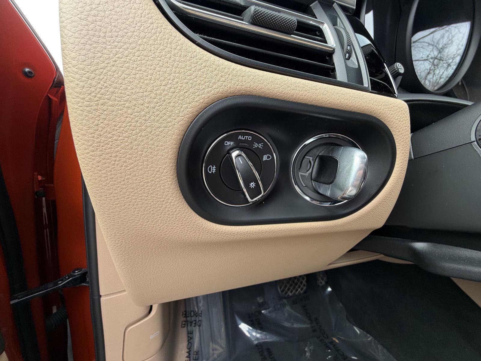 Used 2022 Porsche Macan S AWD/4WD image 13