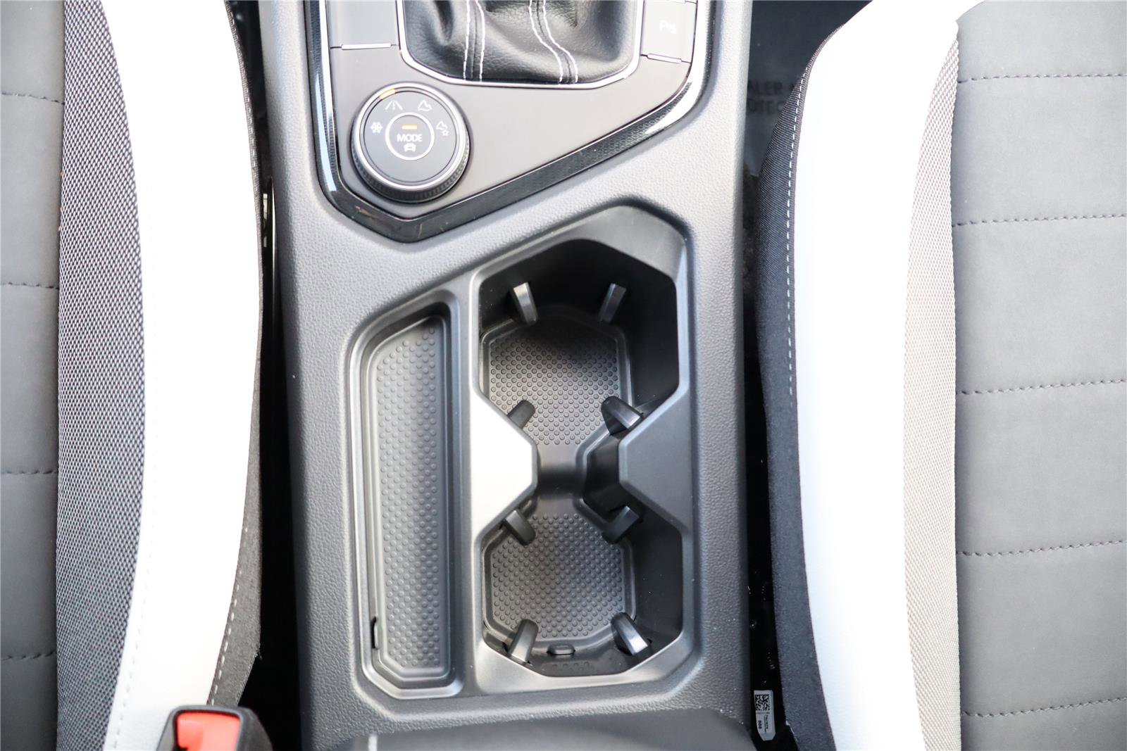 Certified 2025 Volkswagen Taos SE w/ Panoramic Sunroof Package image 22