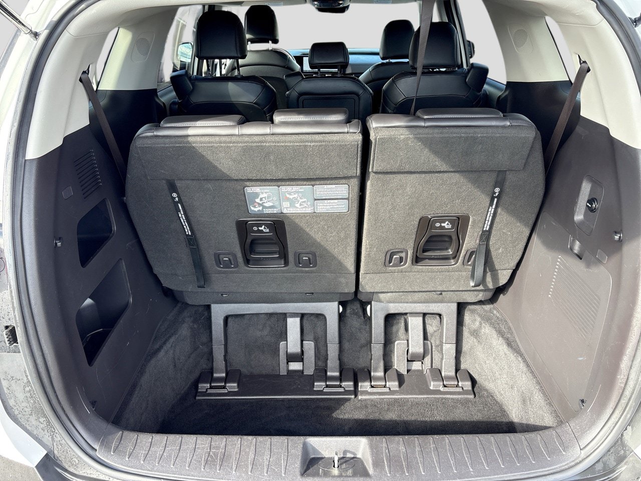Used 2025 Kia Carnival FWD image 24