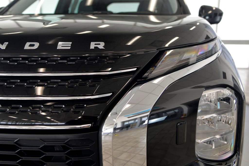 Used 2023 Mitsubishi Outlander SE image 11