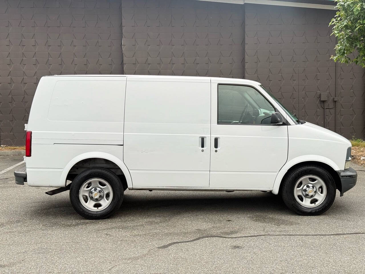 Used 2004 Chevrolet Astro RWD image 3