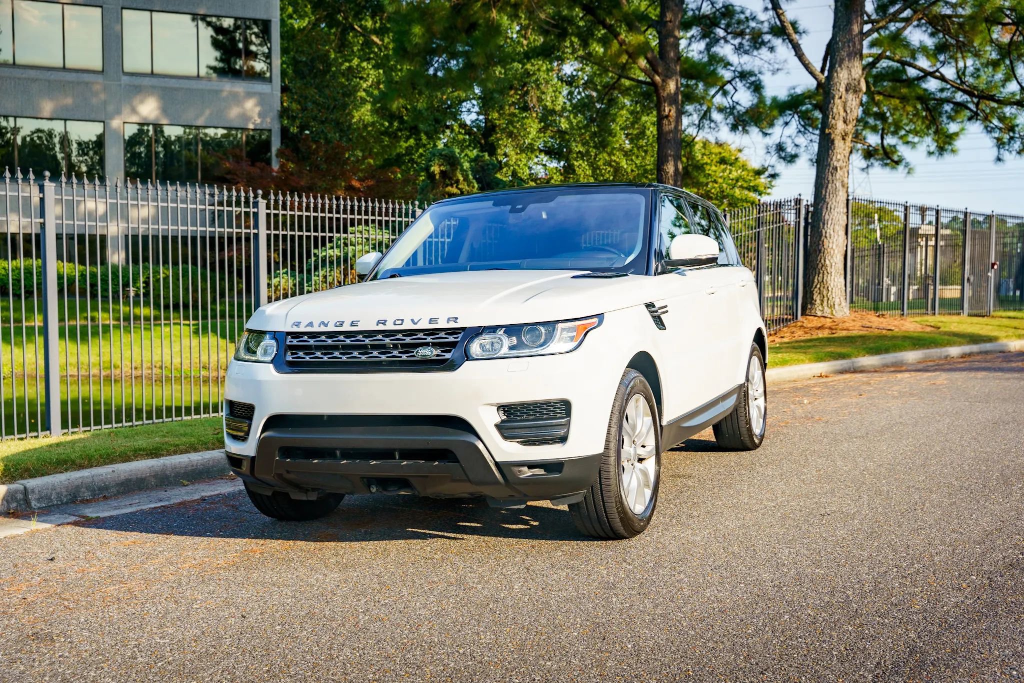 Used 2016 Land Rover Range Rover Sport SE image 3