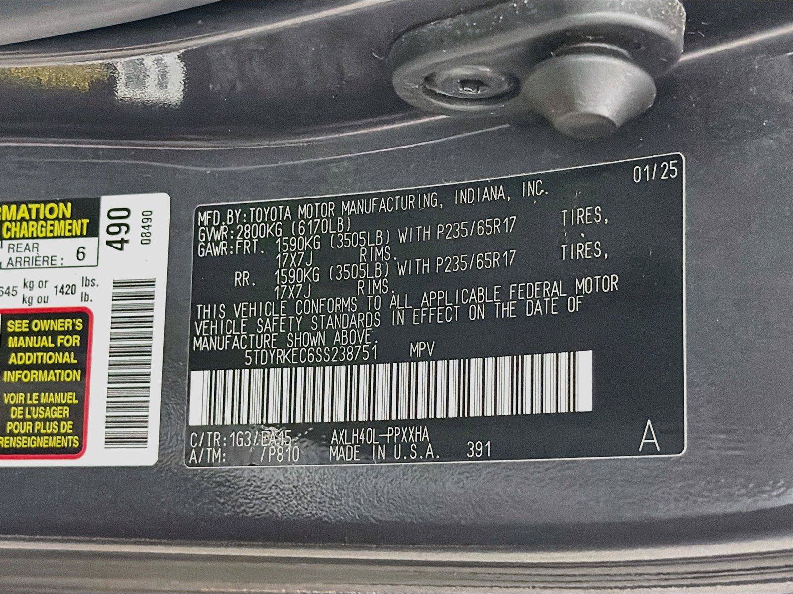 Used 2025 Toyota Sienna XLE FWD image 40
