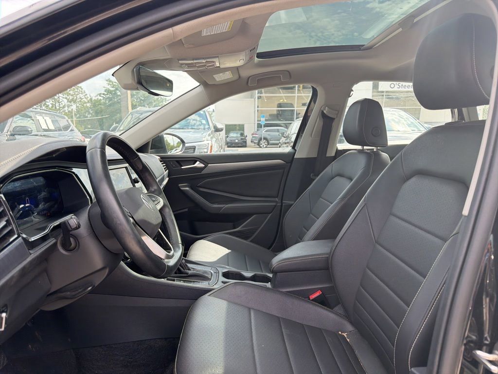 Used 2023 Volkswagen Jetta SE FWD image 2