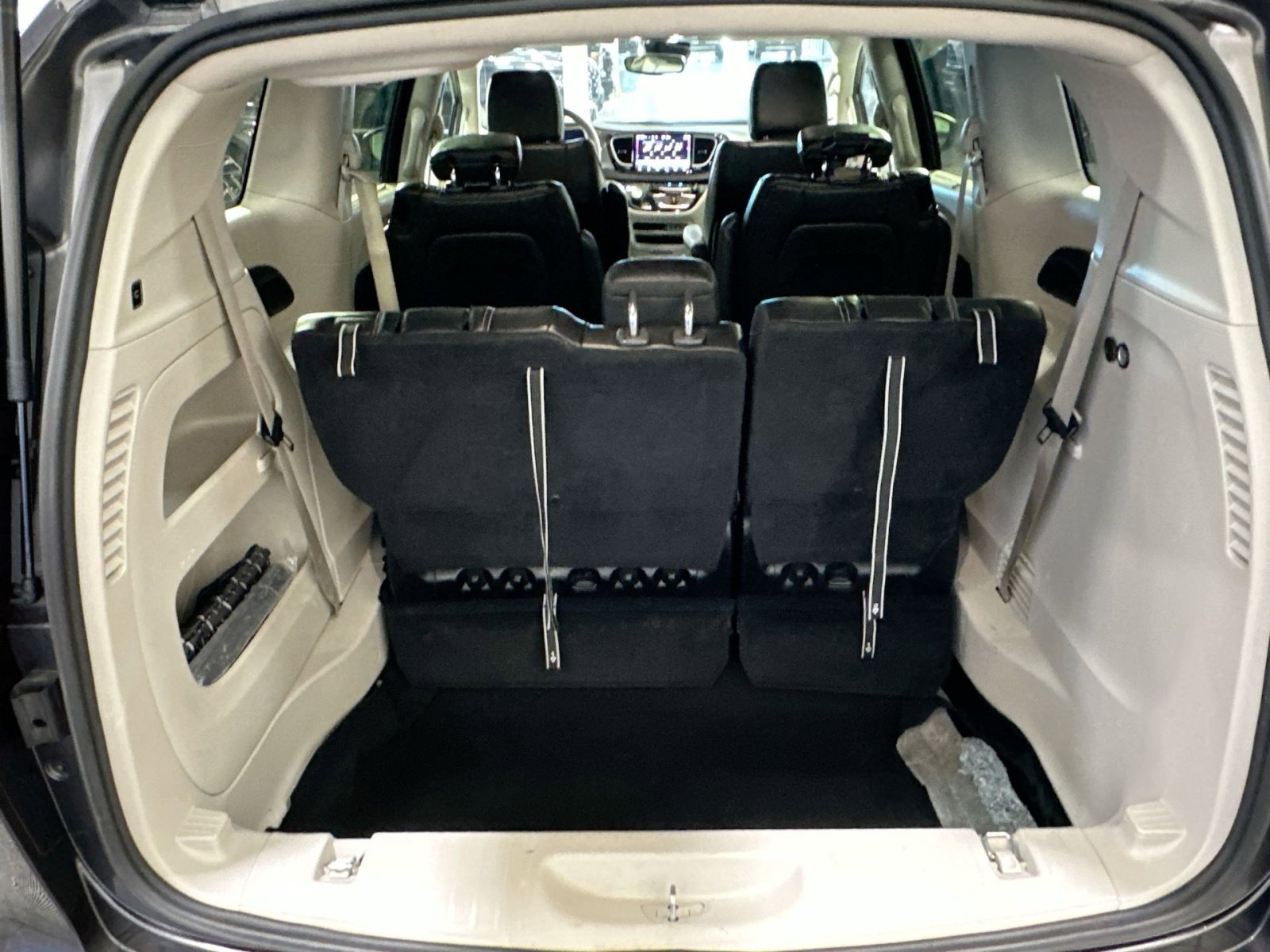 Used 2023 Chrysler Pacifica Touring-L image 35