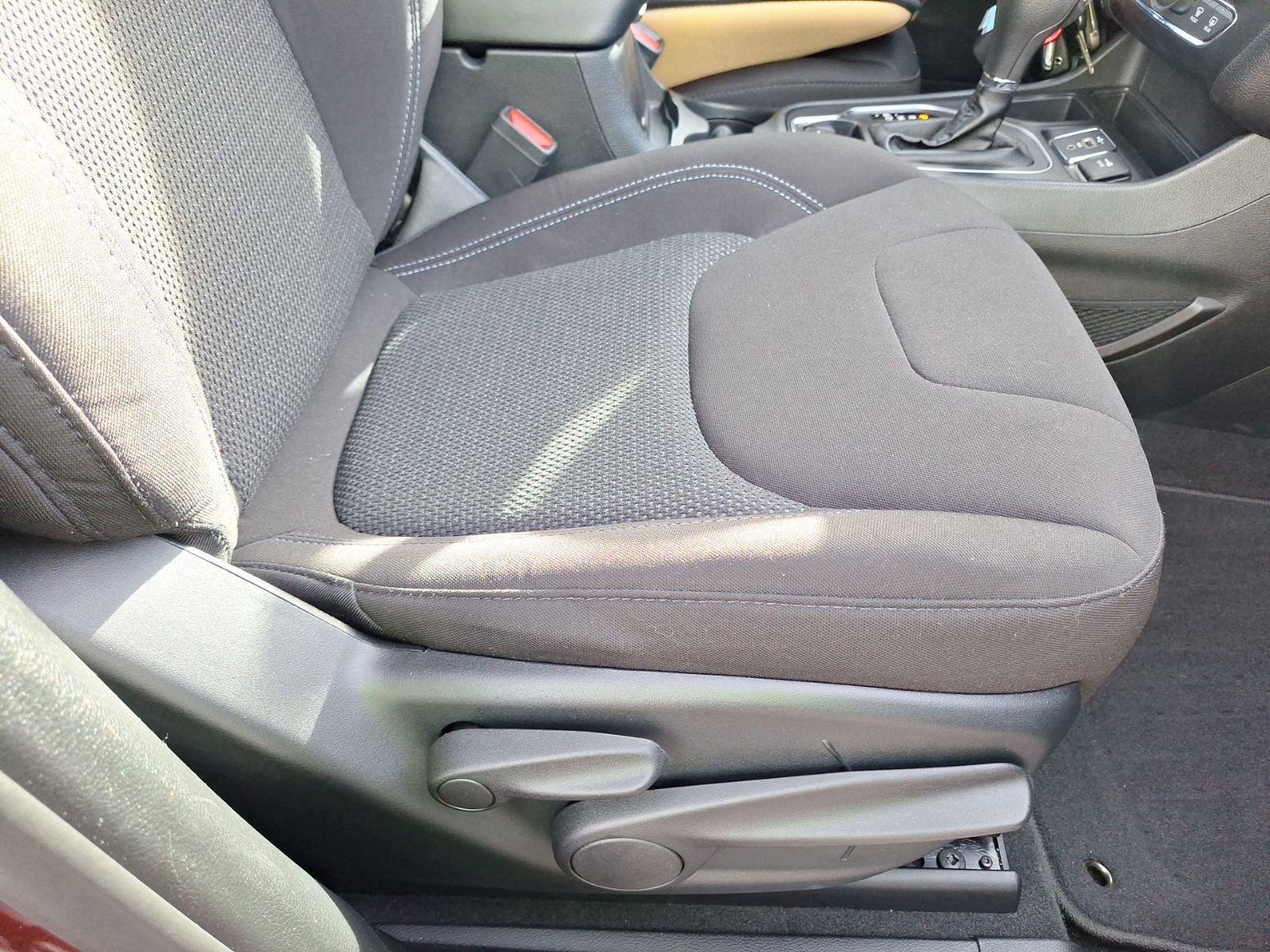 Used 2019 Jeep Cherokee Latitude w/ Popular Appearance Group image 34