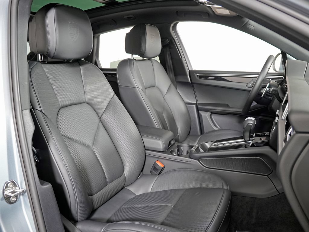 Certified 2023 Porsche Macan Turbo AWD/4WD image 43