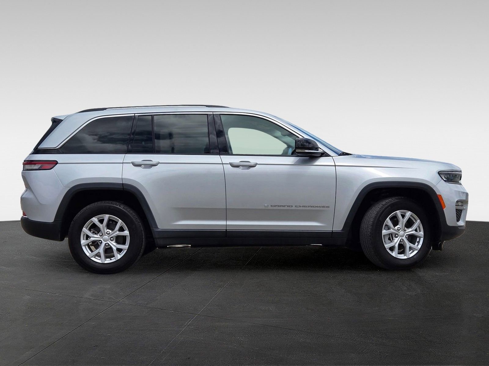 Used 2024 Jeep Grand Cherokee Limited AWD/4WD image 3