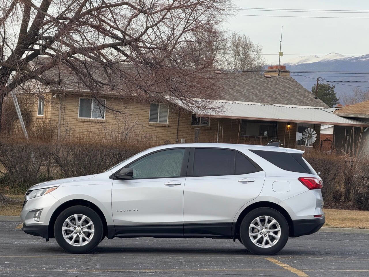 Used 2020 Chevrolet Equinox LS w/ LS Convenience Package image 8